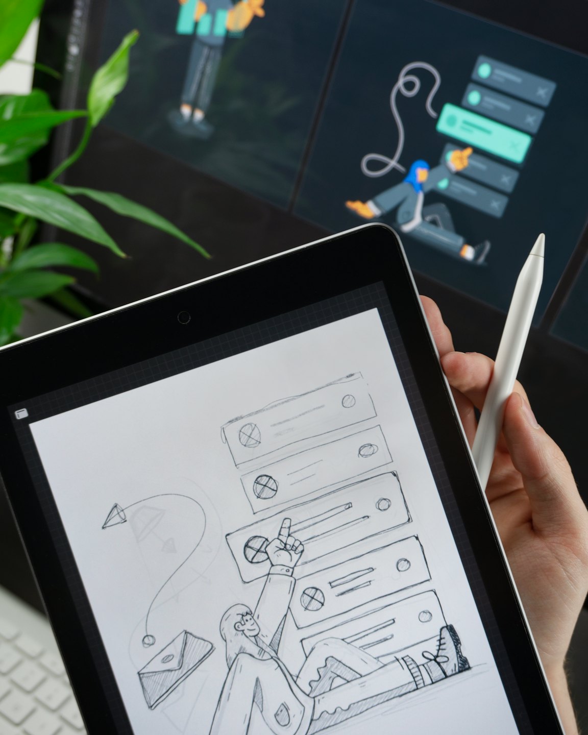 Mano che tiene un tablet con schizzo UI e personaggio.