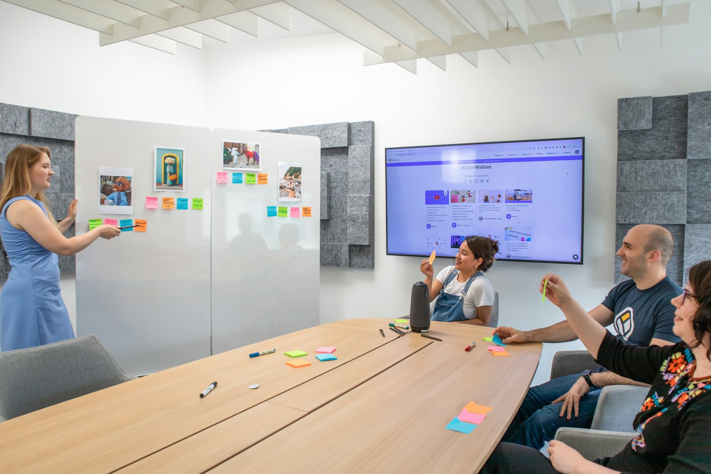 Team di professionisti che fa brainstorming in una moderna sala riunioni.
